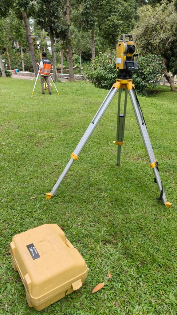 Pengecekan Rutin Total Station: Kolaborasi SPIG dan SaIG Tingkatkan Kualitas Praktikum Survei dan Pemetaan.
