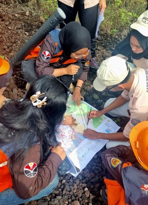 Langkah Pertama Menjadi Mahasiswa Geospasial: Perjalanan Praktikum Gabungan SPIG dan SaIG UPI di Garut Selatan